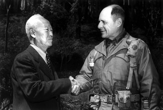 Guerre de Corée, le général Ridgway, commandant en chef des forces de l'O.N.U., avec le président Syngman Rhee, mai 1951