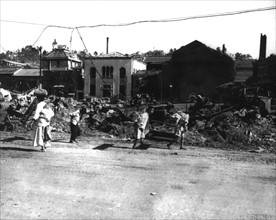Guerre de Corée, coréens au milieu des ruines d'Inchon