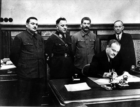 Molotov signing the mutual aid treaty between the U.S.S.R. and the Finnish Democratic Republic