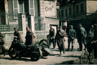 Soldats allemands dans une ville occupée, 1940