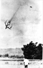Guerre du Vietnam, trois avions américains ont été abattus pendant le raid sur Hanoï. Ici, chute d'un F. 105 D, le 4 septembre 1966