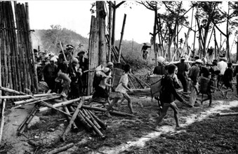 Guerre du Vietnam, la population sud-vietnamienne dépasse un barrage ennemi pour retourner chez elle