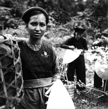 Guerre d'Indochine, une femme guerillero pendant son service de garde, 1953