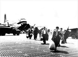 Guerre d'Indochine, opération Bali Hai. A Tourane, les troupes françaises débarquent d'un Douglas C124 "Globemaster" des forces aériennes américaines