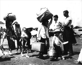 Guerre d'Indochine, une vieille femme et des enfants vietnamiens, octobre 1954