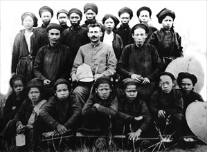 Conquête de l'Indochine, soldat français dans un groupes d'indochinois, vers 1880