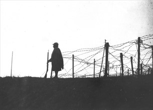 France, zone des armées, sentinelle gardant un réseau de barbelés, décembre 1939