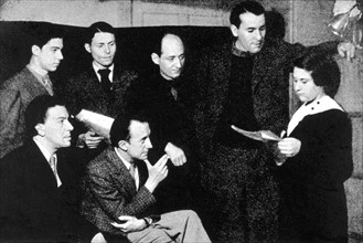 Groupe de surréalistes : Jean-Mario Prassinos, André Breton, Henri Parisot, Paul Eluard, Benjamin Péret, René Char et Gisèle Prassinos