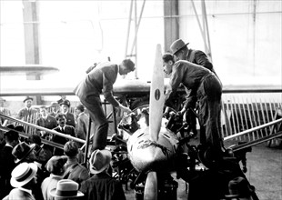 Charles Lindbergh. Atlantic crossing.
Lindbergh near the propeller of the "Spirit of St-Louis"