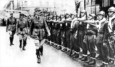 14 juillet 1940, Londres. Le général De Gaulle passe en revue les premiers volontaires.