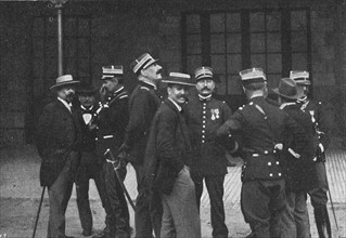 Affaire Dreyfus, Procès de Rennes (1899) : Lebrun Renault au milieu des gendarmes devant le Tribunal