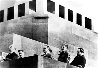Moscou. Place Rouge. Funérailles de Maxime Gorki. Discours de André Gide. A droite : Staline