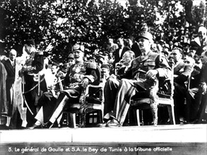 Défilé de la victoire à Paris. Le général de Gaulle et S.A. le Bey de Tunis, 1945