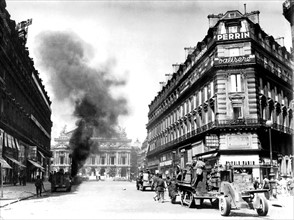 Libération de Paris. Arrivée des alliés, avenue de l'opéra