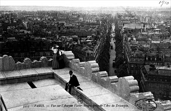 Carte postale. Paris. Vue de l'avenue Victor Hugo prise de l'Arc de triomphe