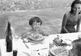 Jackie Kennedy. Summer 1962. Vacation in Ravello (Italy). Lee Radziwill and family