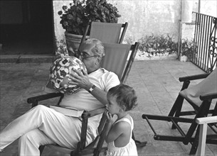 Jackie Kennedy. Summer 1962. Vacation in Ravello (Italy). Lee Radziwill and family