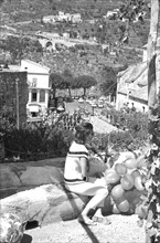 Jackie Kennedy. Eté 1962. Vacances à Ravello (Italie).Visite d'un parc