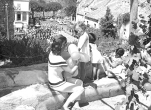 Jackie Kennedy. Eté 1962. Vacances à Ravello (Italie). Visite d'un parc