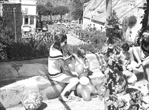 Jackie Kennedy. Summer 1962. Vacation in Ravello (Italy).  Park visit