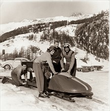 Benno Graziani et l'équipe de bobsleigh espagnole, 1959