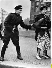 Des soldats russes importunent une jeune fille à Leipzig