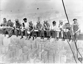 Ouvriers sur un échaffaudage de l'Empire State Building à New York, 1932