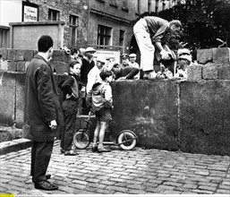 Building of the Berlin Wall, 1961