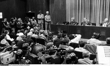 Press conference before the Wall came down, 1989