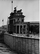 Porte de Brandenbourg, à Berlin, 1967