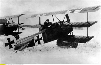 Avion triplan "Fokker" avant le décollage, 1917