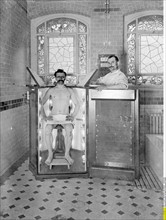 Homme prenant un bain de lumière électrique, 1902