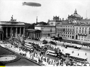 Dirigeable Zeppelin, au-dessus de la Porte de Brandenbourg, Berlin, 1929