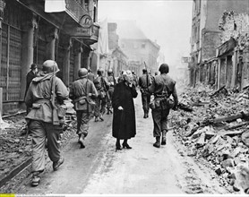 Soldats américains dans une ville allemande détruite, 1945
