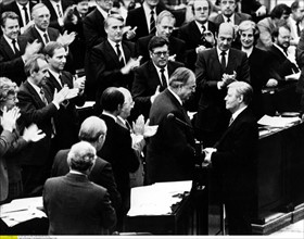Helmut Schmidt félicite son successeur Helmut Kohl, 1982