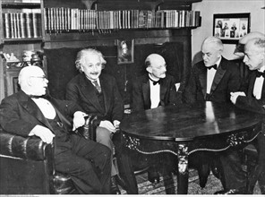 Albert Einstein et d'autres scientifiques
