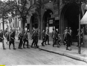 Les SA occupent le QG des syndicats à Berlin, 1933