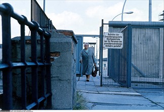 Berlin Wall, Border crossing at "Oberbaumbrücke"