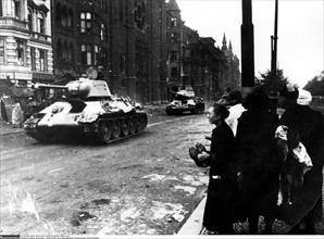 Entrée des char soviétiques à Berlin, 1945