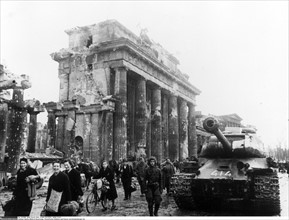 Chars soviétiques à la porte de Brandebourg, 1945