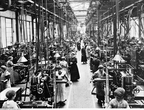 Femmes dans une usine d'armement, 1917
