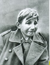 Jeune membre des Jeunesses hitlériennes en pleurs, 1945