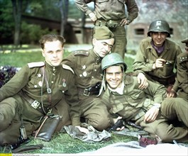 Des GIs américains posent avec des soldats de l'Armée Rouge en Allemagne, 1945