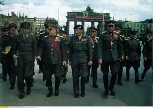Défilé militaire près de la Porte de Brandebourg, à Berlin, 1945