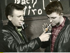 Jeunes en train de fumer, dans les années '60