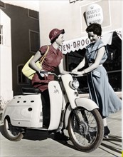 Jeunes femmes avec un scooter DKW