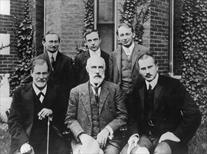 Freud avec des scientifiques