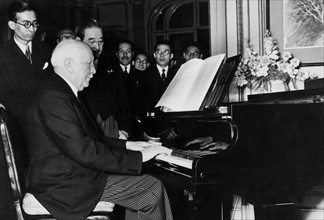 Richard Strauss spielt aus seiner Festmusik zum 2600-jährigen Bestehen des japanischen Kaiserreichs
*1864-1949+ Musiker, Komponist, D spielt aus seiner Festmusik zum 2600-jährigen Bestehen des japani...