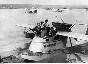 Wright brothers, waterplane of Wilbur Wright


Wright, Orville (*19.08.1871-30.01.1948+) und Wilbur (*16.04.1867-30.05.1912+) Flugpioniere, Erfinder des Motorflugzeugs, USA Eindecker - Wasserflugze...