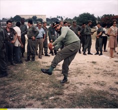 Fidel Castro joue balle de base-ball